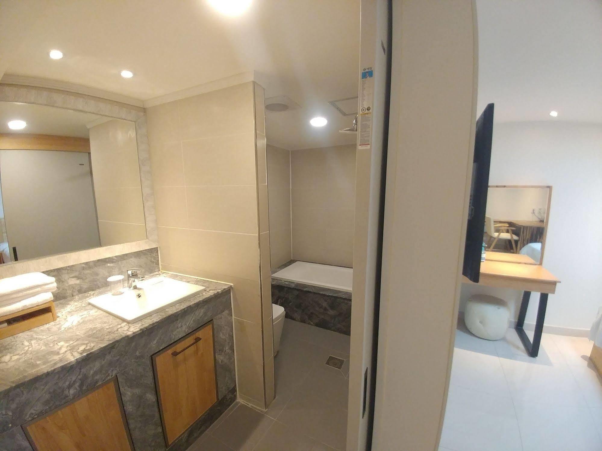 I.Y Hotel Suwon Exterior foto